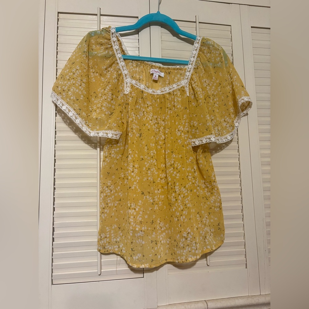 Candie's Yellow Floral Blouse with Lace Trim! Size medium!
